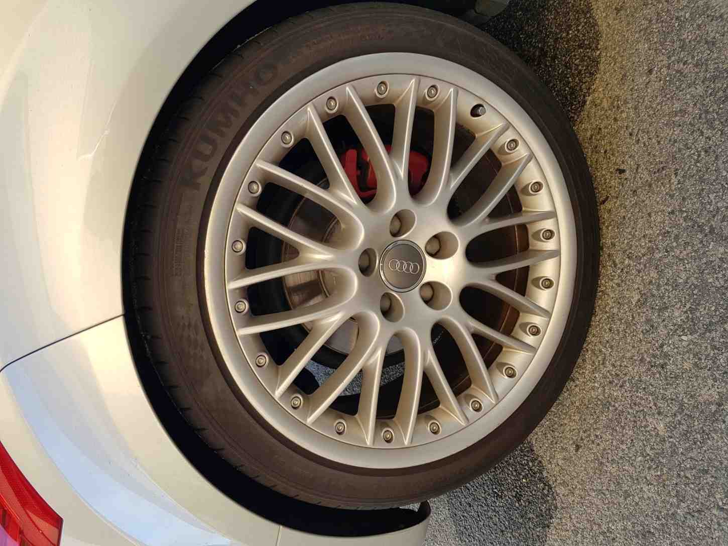 alloy wheel with curb damage rim repair perth rim restoration perth diamond cutting perth curb rash repair perth trade and commercial