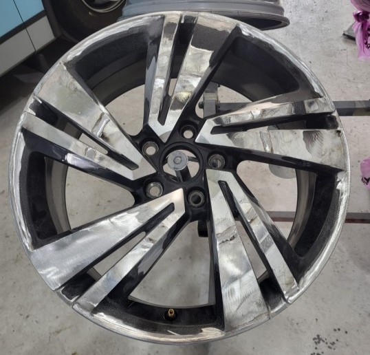 alloy wheel undergoing rim repair perth rim restoration perth with diamond cutting perth and curb rash repair perth 1