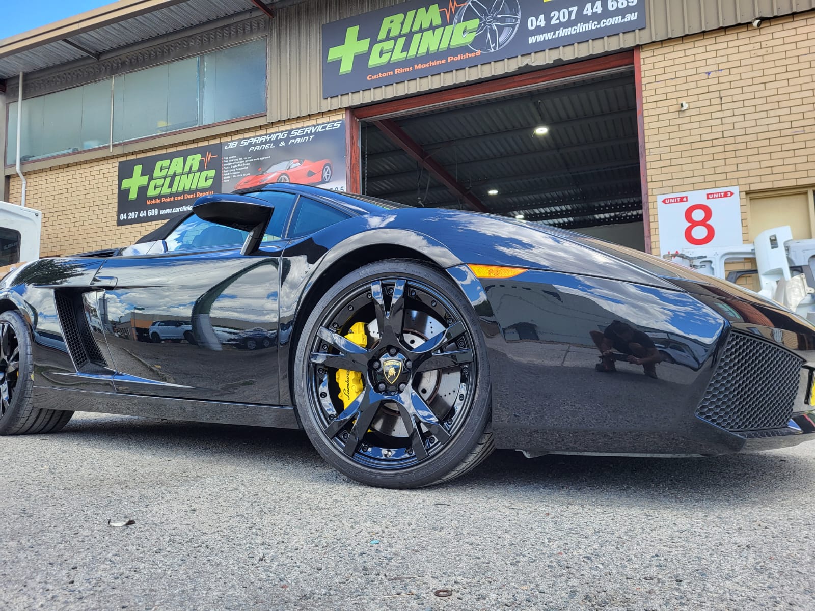 black car with diamond cut rims rim repair perth rim restoration perth diamond cutting perth curb rash repair perth